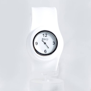 Siyah arkaplanı olan beyaz saat