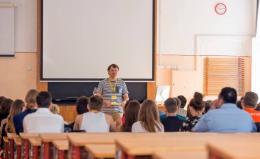 BUDAPEST, HUNGARY - 02 Eylül 2015: Budapeşte 'deki ELTE Üniversitesi' nin kimliği belirsiz öğrencileri ve öğretmenleri. Eotvos Lorand Üniversitesi (ELTE) Macaristan 'ın en büyük ve en eski üniversitesidir..