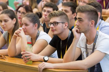 BUDAPEST, HUNGARY - 02 Eylül 2015: Budapeşte 'deki ELTE konferans salonunda kimliği belirsiz öğrenciler. Eotvos Lorand Üniversitesi (ELTE) Macaristan 'ın en büyük ve en eski üniversitesidir..