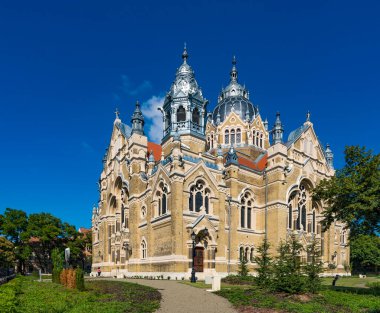 SZEGED, HUNGARY - 2 AĞUSTOS 2018 Szeged Sinagogu. 1907 yılında Yahudi Macar mimar Lipot Baumhorn tarafından tasarlanmış bir binadır.