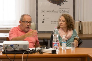 BUDAPEST, HUNGARY - 02 Eylül 2015: Budapeşte 'deki ELTE Üniversitesi' nin kimliği belirsiz öğrencileri ve öğretmenleri. Eotvos Lorand Üniversitesi (ELTE) Macaristan 'ın en büyük ve en eski üniversitesidir..