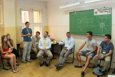 BUDAPEST, HUNGARY - 02 Eylül 2015: Budapeşte 'de kimliği belirsiz öğrenciler. Eotvos Lorand Üniversitesi (ELTE) Macaristan 'ın en büyük ve en eski üniversitesidir..