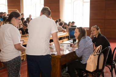 BUDAPEST, HUNGARY - 02 Eylül 2015: Budapeşte 'deki ELTE Üniversitesi' nin kimliği belirsiz öğrencileri ve öğretmenleri. Eotvos Lorand Üniversitesi (ELTE) Macaristan 'ın en büyük ve en eski üniversitesidir..