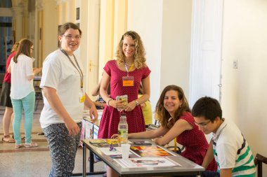 BUDAPEST, HUNGARY - 02 Eylül 2015: Budapeşte 'deki ELTE Üniversitesi' nin kimliği belirsiz öğrencileri ve öğretmenleri. Eotvos Lorand Üniversitesi (ELTE) Macaristan 'ın en büyük ve en eski üniversitesidir..