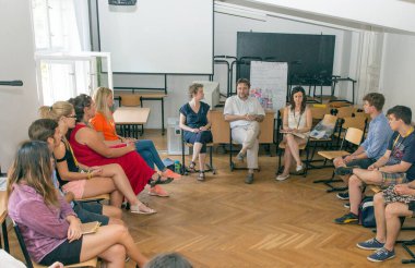 BUDAPEST, HUNGARY - 02 Eylül 2015: Budapeşte 'deki ELTE konferans salonunda kimliği belirsiz öğrenciler. Eotvos Lorand Üniversitesi (ELTE) Macaristan 'ın en büyük ve en eski üniversitesidir..