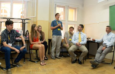 BUDAPEST, HUNGARY - 02 Eylül 2015: Budapeşte 'de kimliği belirsiz öğrenciler. Eotvos Lorand Üniversitesi (ELTE) Macaristan 'ın en büyük ve en eski üniversitesidir..