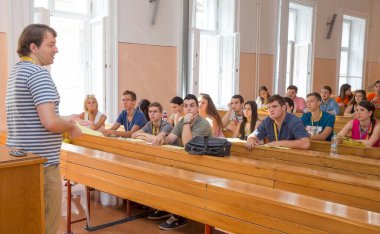 BUDAPEST, HUNGARY - 02 Eylül 2015: Budapeşte 'deki ELTE Üniversitesi' nin kimliği belirsiz öğrencileri ve öğretmenleri. Eotvos Lorand Üniversitesi (ELTE) Macaristan 'ın en büyük ve en eski üniversitesidir..