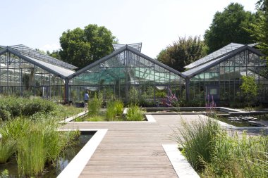 Bahçeli güzel bir park manzarası.