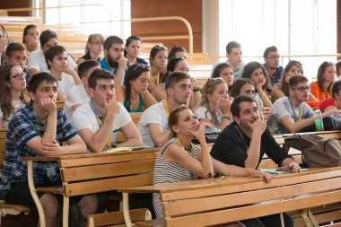 BUDAPEST, HUNGARY - 02 Eylül 2015: Budapeşte 'deki ELTE Üniversitesi' nin kimliği belirsiz öğrencileri ve öğretmenleri. Eotvos Lorand Üniversitesi (ELTE) Macaristan 'ın en büyük ve en eski üniversitesidir..