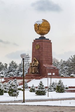Özbekistan 'da kış günü park meydanında heykel