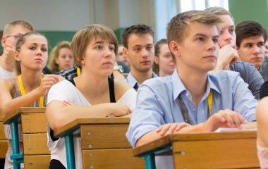BUDAPEST, HUNGARY - 02 Eylül 2015: Budapeşte 'deki ELTE konferans salonunda kimliği belirsiz öğrenciler. Eotvos Lorand Üniversitesi (ELTE) Macaristan 'ın en büyük ve en eski üniversitesidir..