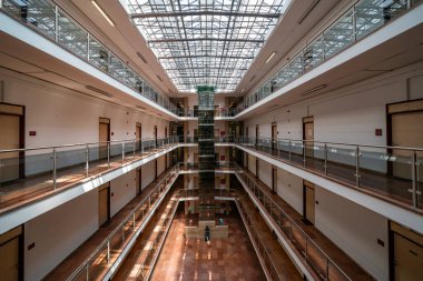 Modern binanın içi çok güzel.