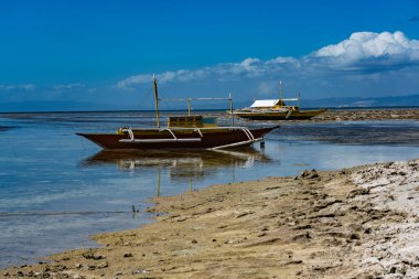 Sahilde bir balıkçı teknesi