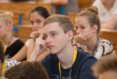 BUDAPEST, HUNGARY - 02 Eylül 2015: Budapeşte 'deki ELTE Üniversitesi' nin kimliği belirsiz öğrencileri ve öğretmenleri. Eotvos Lorand Üniversitesi (ELTE) Macaristan 'ın en büyük ve en eski üniversitesidir..