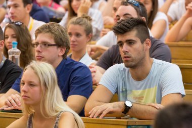 BUDAPEST, HUNGARY - 02 Eylül 2015: Budapeşte 'deki ELTE konferans salonunda kimliği belirsiz öğrenciler. Eotvos Lorand Üniversitesi (ELTE) Macaristan 'ın en büyük ve en eski üniversitesidir..