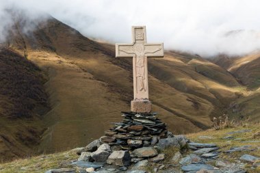 Dağlara ve dağa bak.