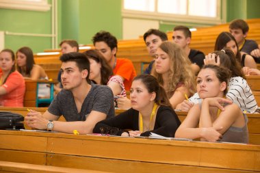BUDAPEST, HUNGARY - 02 Eylül 2015: Budapeşte 'deki ELTE Üniversitesi' nin kimliği belirsiz öğrencileri ve öğretmenleri. Eotvos Lorand Üniversitesi (ELTE) Macaristan 'ın en büyük ve en eski üniversitesidir..