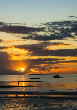 Sabahın erken saatlerinde Filipinler 'de tropik Bohol plajı