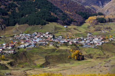 İsviçre Alplerindeki dağ manzarası