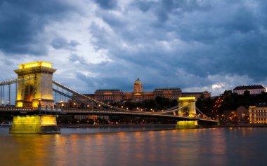 Budapeşte 'de Tuna Nehri üzerindeki zincir köprü