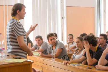 BUDAPEST, HUNGARY - 02 Eylül 2015: Budapeşte 'deki ELTE Üniversitesi' nin kimliği belirsiz öğrencileri ve öğretmenleri. Eotvos Lorand Üniversitesi (ELTE) Macaristan 'ın en büyük ve en eski üniversitesidir..