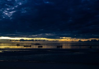 Sahilde gün batımı