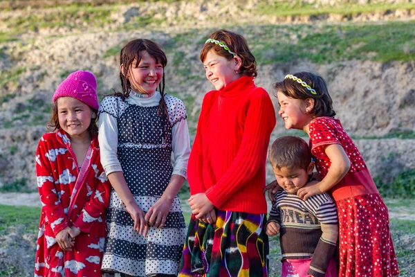 SAMARKAND, UZBEKISTAN - 23 Mart 2012: Semerkand yakınlarındaki bir köyde çocuklar için poz
