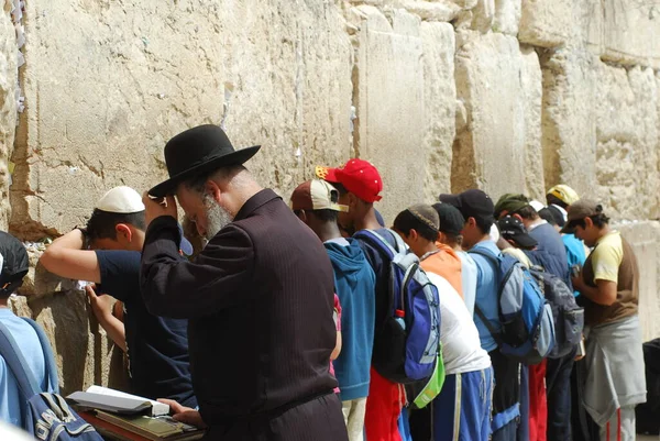 Izraelczycy Modlą Się Przy Zachodnim Murze Jerozolimy — Zdjęcie stockowe