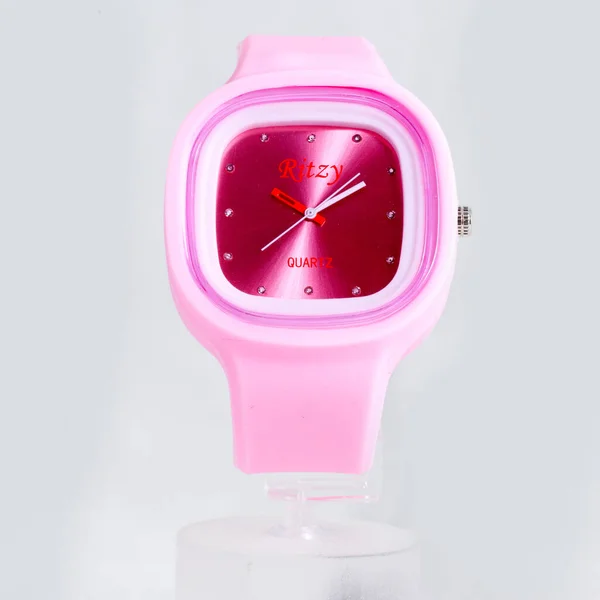 Reloj Rosa Con Una Cinta Roja —  Fotos de Stock