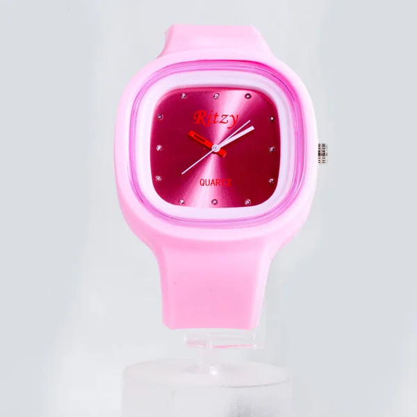 Orologio Rosa Con Nastro Rosso — Foto Stock