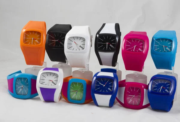 Conjunto Relógios Pulso Coloridos Fundo Branco — Fotografia de Stock