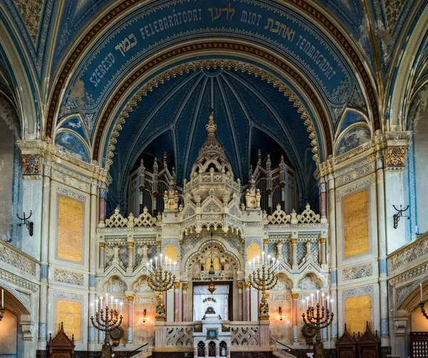 SZEGED, HUNGARY - 6 Temmuz 2016: Szeged Sinagogu İçişleri. 1907 yılında Yahudi Macar mimar Lipot Baumhorn tarafından tasarlanmış bir binadır.
