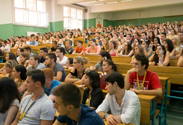 BUDAPEST, HUNGARY - 02 Eylül 2015: Budapeşte 'deki ELTE konferans salonunda kimliği belirsiz öğrenciler. Eotvos Lorand Üniversitesi (ELTE) Macaristan 'ın en büyük ve en eski üniversitesidir..