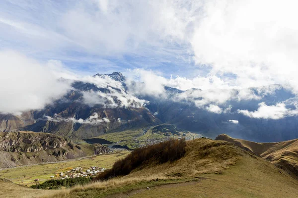 Paisaje Montaña Con Nubes Cielo Azul — Foto de Stock