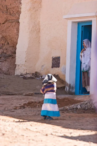 Anciano Con Vestido Blanco Está Pie Techo Casa — Foto de Stock