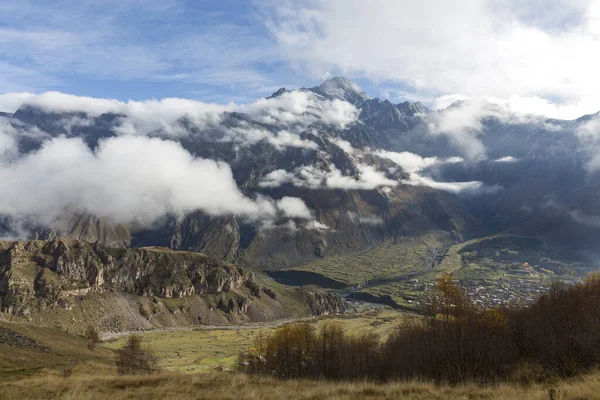 Paisaje Montaña Con Nubes Montañas — Foto de Stock