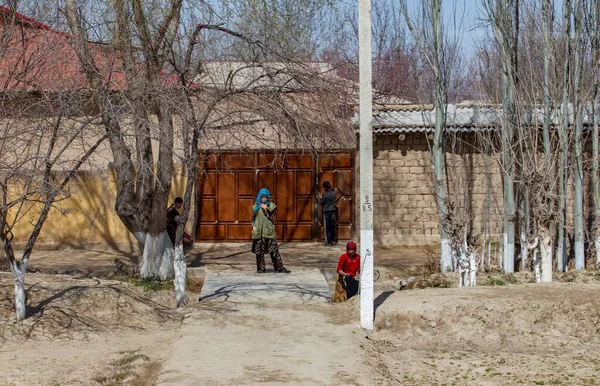 Niños Jugando Cerca Casa Primavera —  Fotos de Stock