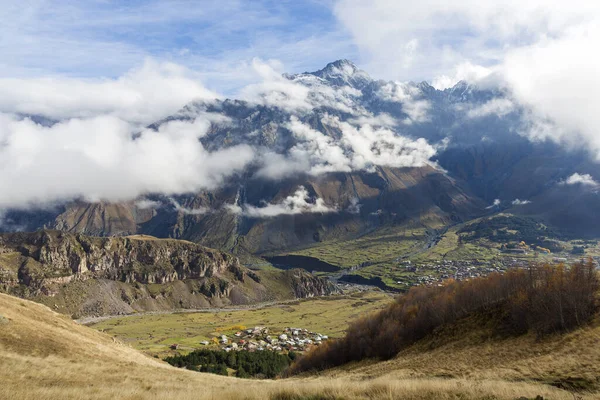 Paisaje Montaña Con Nubes Montañas — Foto de Stock