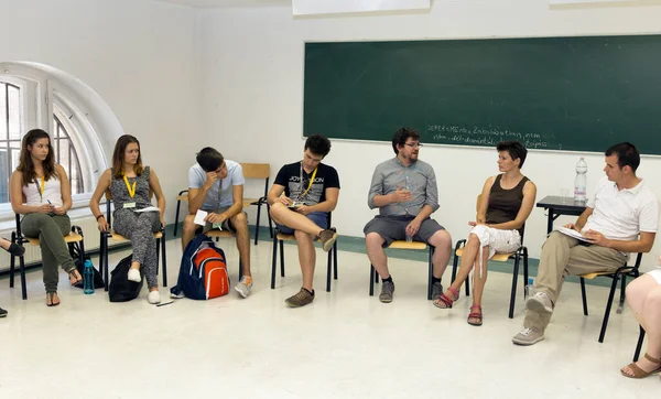 BUDAPEST, HUNGARY - 02 Eylül 2015: Budapeşte 'deki ELTE konferans salonunda kimliği belirsiz öğrenciler. Eotvos Lorand Üniversitesi (ELTE) Macaristan 'ın en büyük ve en eski üniversitesidir..