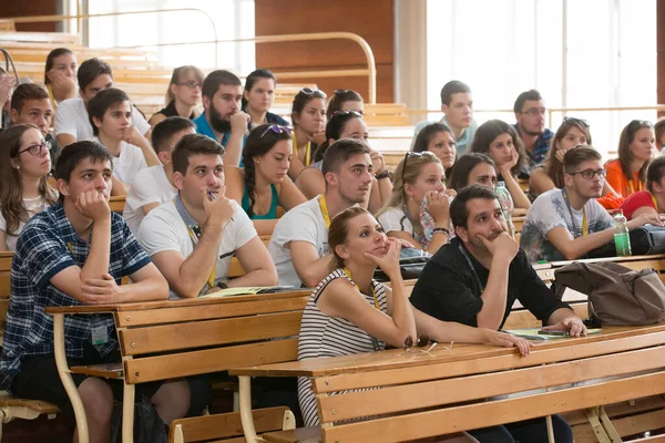 BUDAPEST, HUNGARY - 02 Eylül 2015: Budapeşte 'deki ELTE Üniversitesi' nin kimliği belirsiz öğrencileri ve öğretmenleri. Eotvos Lorand Üniversitesi (ELTE) Macaristan 'ın en büyük ve en eski üniversitesidir..