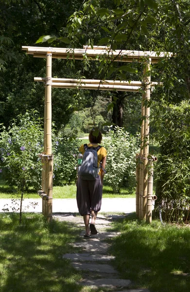 Mujer Joven Parque Con Una Mochila — Foto de Stock