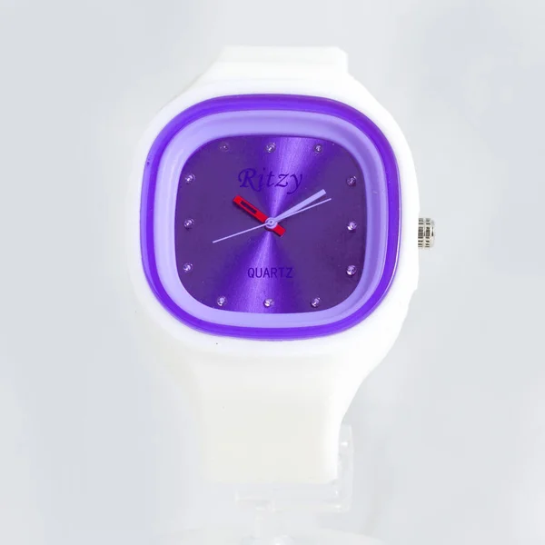 Armbanduhr Mit Uhr Auf Weißem Hintergrund — Stockfoto