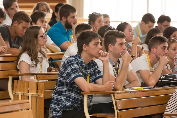 BUDAPEST, HUNGARY - 02 Eylül 2015: Budapeşte 'deki ELTE Üniversitesi' nin kimliği belirsiz öğrencileri ve öğretmenleri. Eotvos Lorand Üniversitesi (ELTE) Macaristan 'ın en büyük ve en eski üniversitesidir..