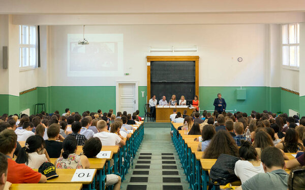 БУДАПЕСТ, ХАНГАРИЯ - 02 сентября 2015 года: Неизвестные студенты в аудитории ELTE в Будапеште. Университет им. Эотвоса Лоранда (ELTE) является крупнейшим и старейшим университетом Венгрии
.