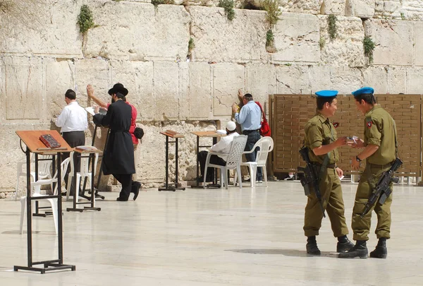 Izraelczycy Modlą Się Przy Zachodnim Murze Jerozolimy — Zdjęcie stockowe