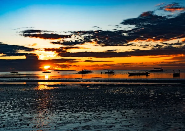 Sabahın erken saatlerinde Filipinler 'de tropik Bohol plajı