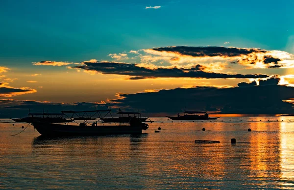 Tramonto Sul Mare Con Una Barca — Foto Stock