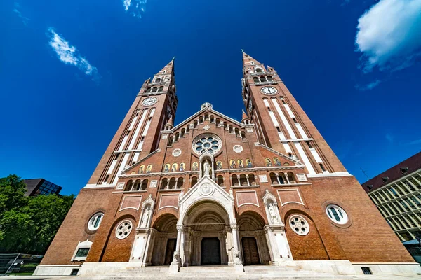 ヴォイオン教会とハンガリーの聖母大聖堂 セゲドの双子の教会 — ストック写真