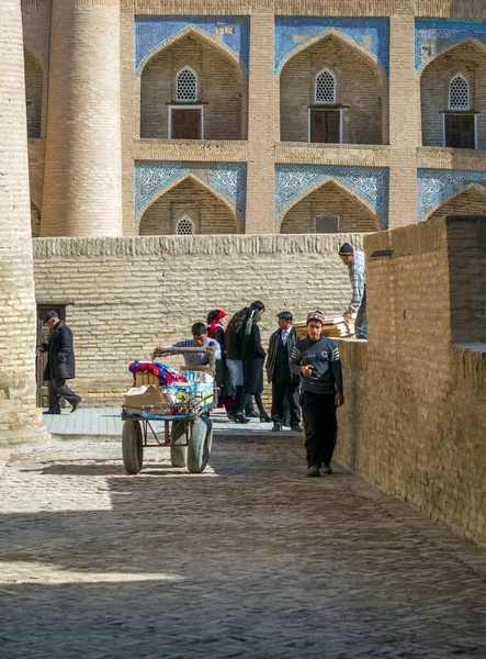 Khiva Uzbekistan 3月20日 未確認の人々は 3月20日にヒヴァの要塞を訪問します 町はユネスコの世界遺産の一部です — ストック写真