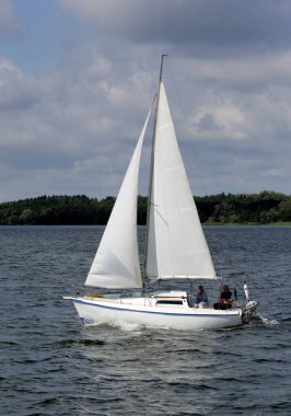 Denizde yelkenli teknesi